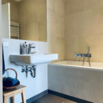 Badezimmer #Badewanne #Minimalistisch #Grau #Mokka Inside Badezimmer Beige Grau